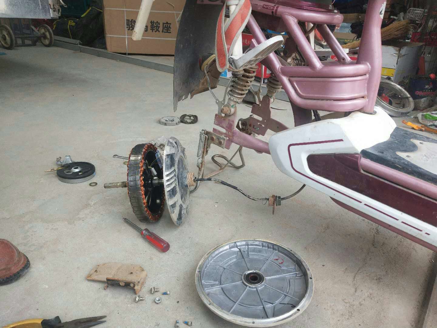 农村小伙汗流浃背修电动车只为帮助自己村的妇女老少