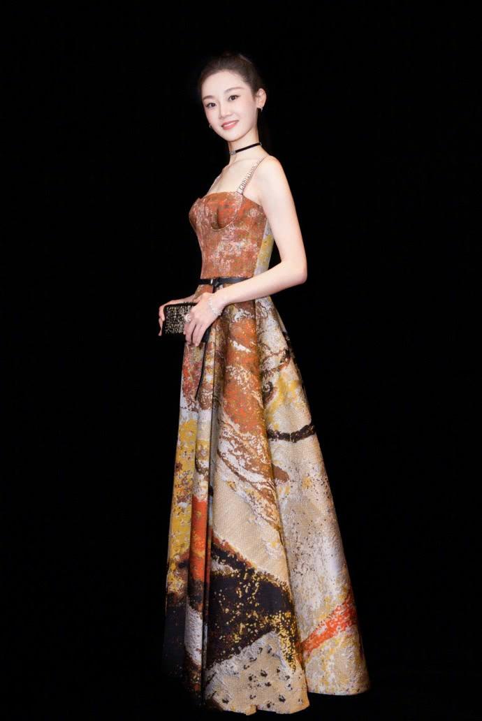 苗苗穿轻透视薄纱现身,里面遮不住重点,网友:好歹也穿件披肩吧