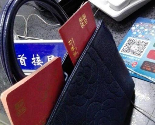 我结婚母亲给三十万陪嫁,翻开她另外一张存折,我声泪俱下!