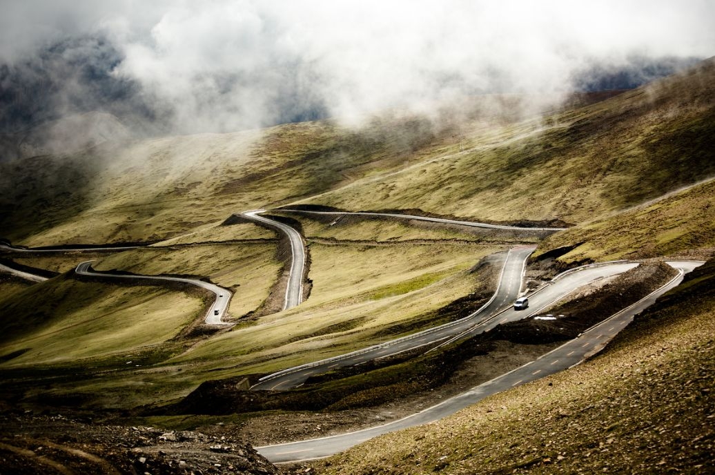 只要你有钱有一支人抬你上珠峰8848米