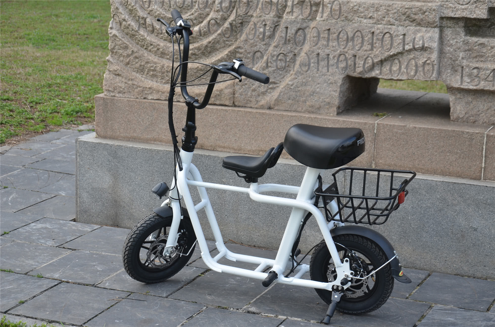 续航55公里双碟刹设计的迷你电动车你知道电瓶在哪吗