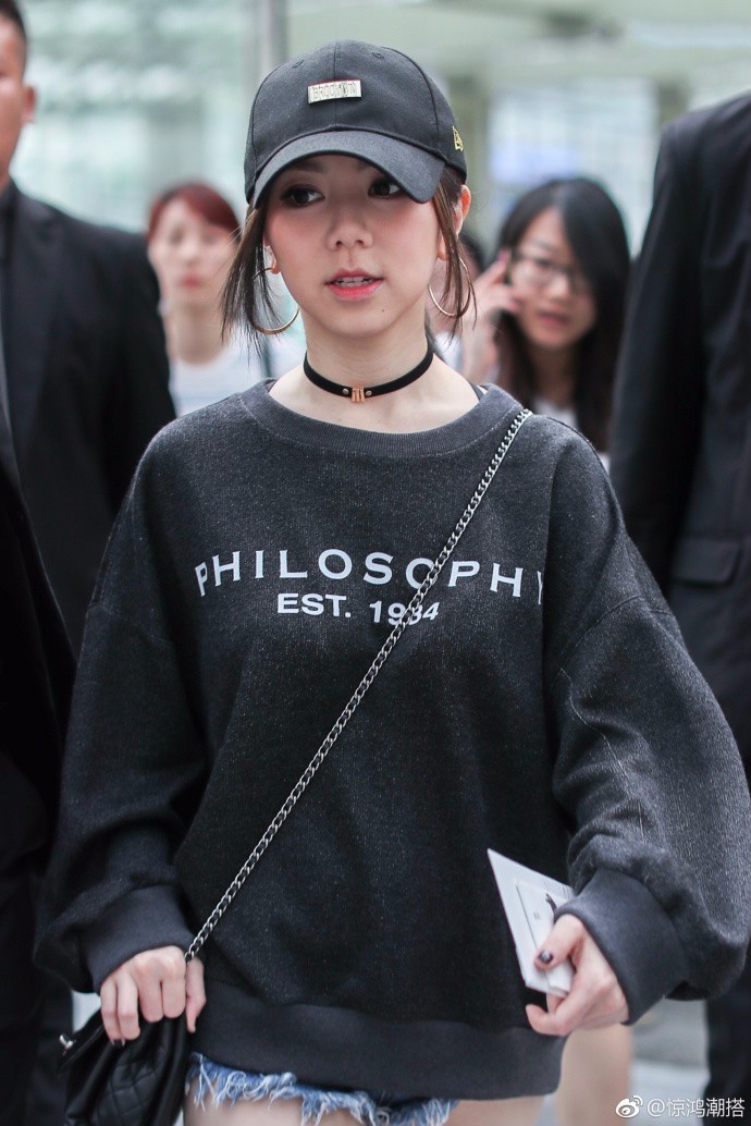 邓紫棋穿黑色卫衣搭配牛仔短裤现身机场,获保镖开道气场强大