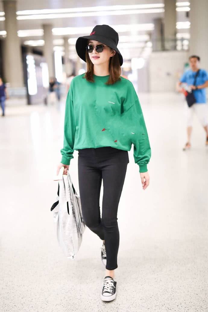 江疏影真低调,穿t恤配卡其色长裤,网友:人家就是美嘛!