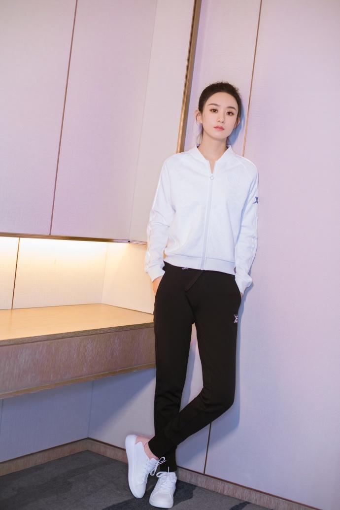 赵丽颖这一身太接地气, 夹克搭休闲裤少女力max, 果然瘦才是王道