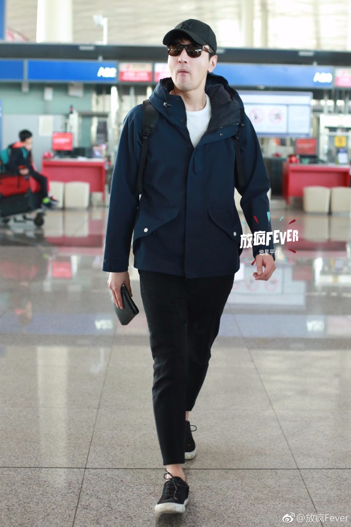 赵又廷戴墨镜休闲装现身机场挥手打招呼,春天来了也换新衣服了