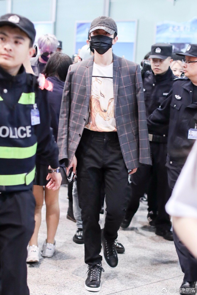 蔡徐坤戴口罩穿格子西装搭配休闲裤现身机场,获保安开道人气爆棚