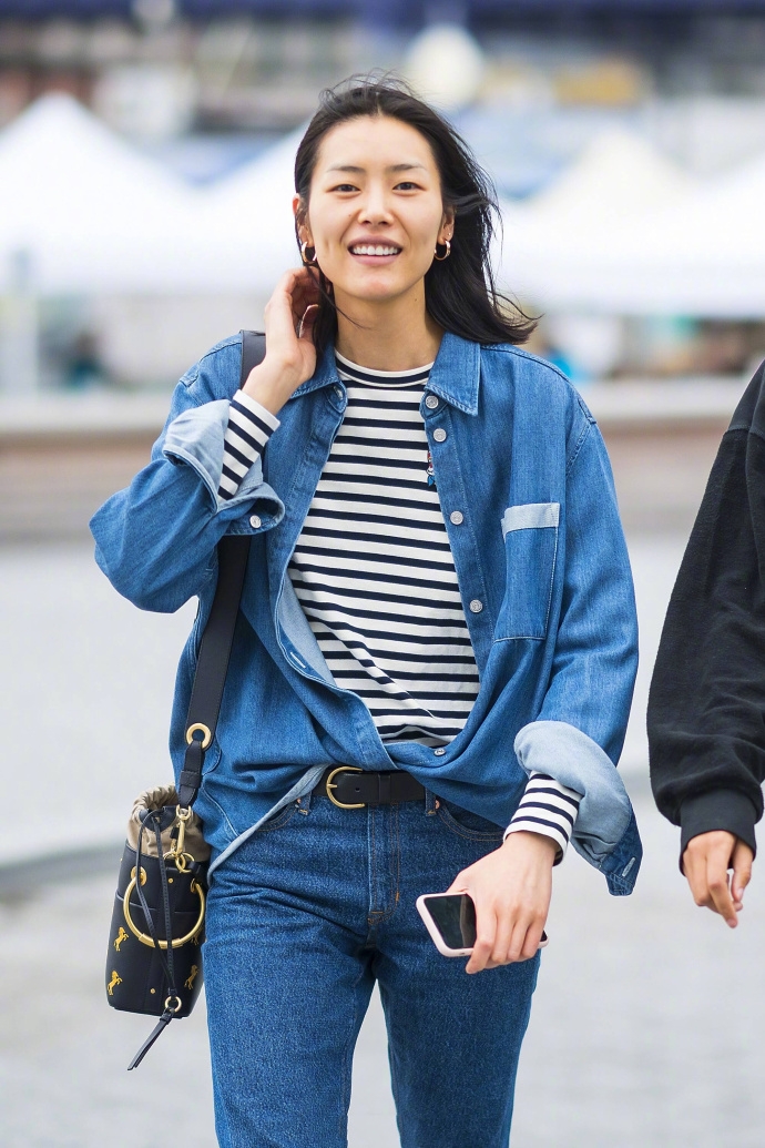 刘雯现身纽约街头,素颜眉毛都不画,穿牛仔套装减龄又时髦!