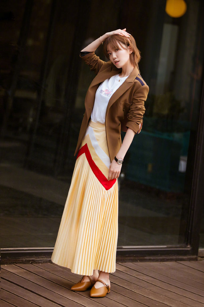 于莎莎教你拍照新技能,披发太单调,包包来帮忙秒变甜美!