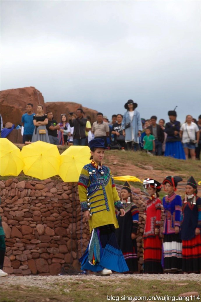 来自田间地头的震撼视觉的彝裳(图)|昭觉|彝族|昭觉县_新浪新闻