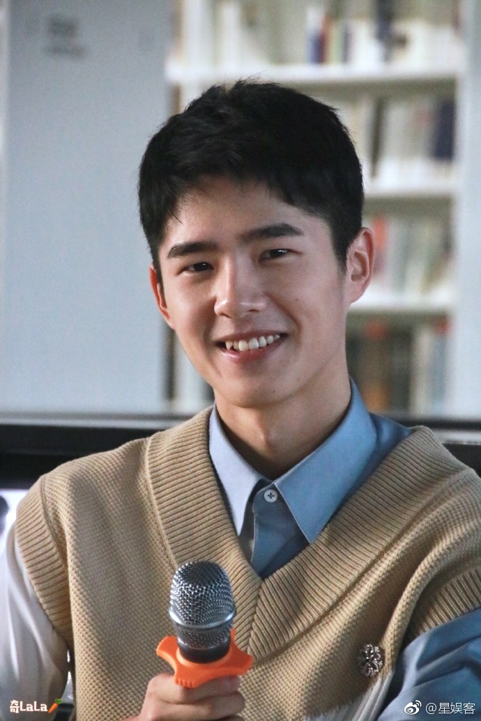 虎牙笑,每一帧都是画报,磕爆这神仙素颜,好甜好甜的学长啊 @刘昊然