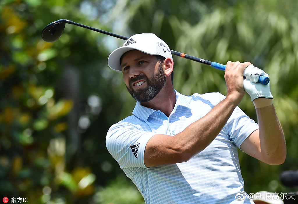 首轮众星表现各异,有66杆领先的达斯汀-约翰逊