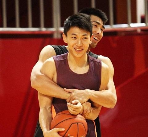 一,杨鸣杨鸣是当今中国男篮毫无争议的第一帅哥,形象好,气质佳,性格