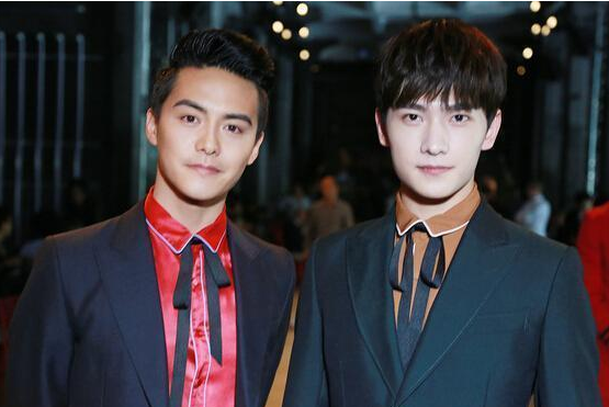 男星合影差别大,杨洋好帅,他却亮瞎眼