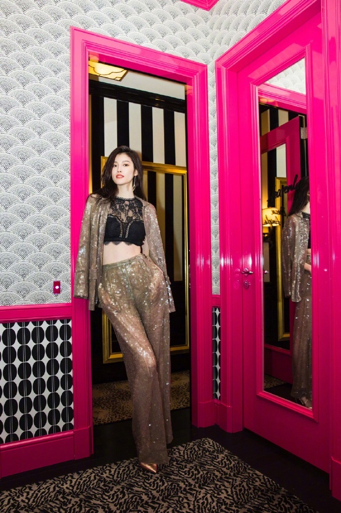 何穗奚梦瑶同框为维密站台比美,一双鞋子暴露了她的小心机