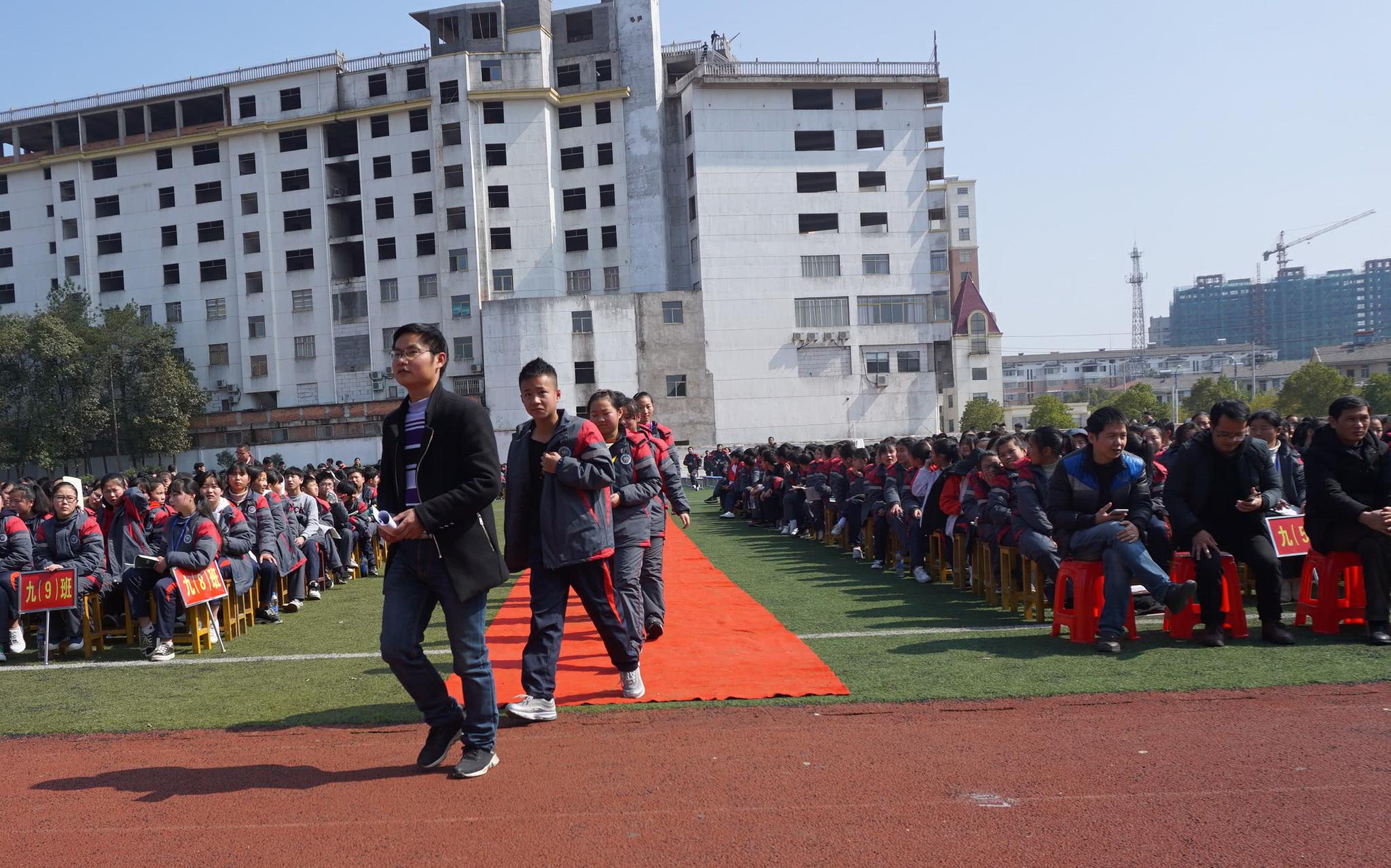 弋阳二中举行2018年春季开学典礼暨优秀系列表彰大会