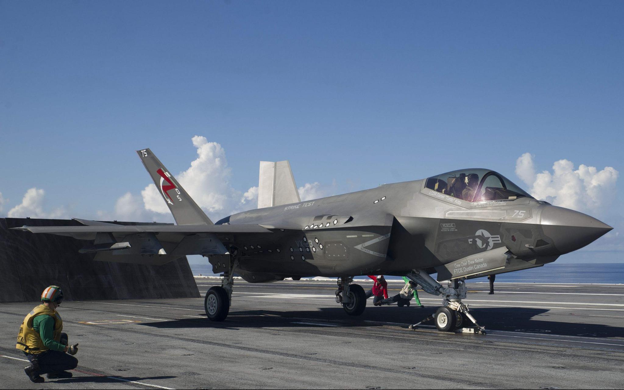 美国海军"闹机荒",先进战机仅剩二百架可用,要继续服役18年