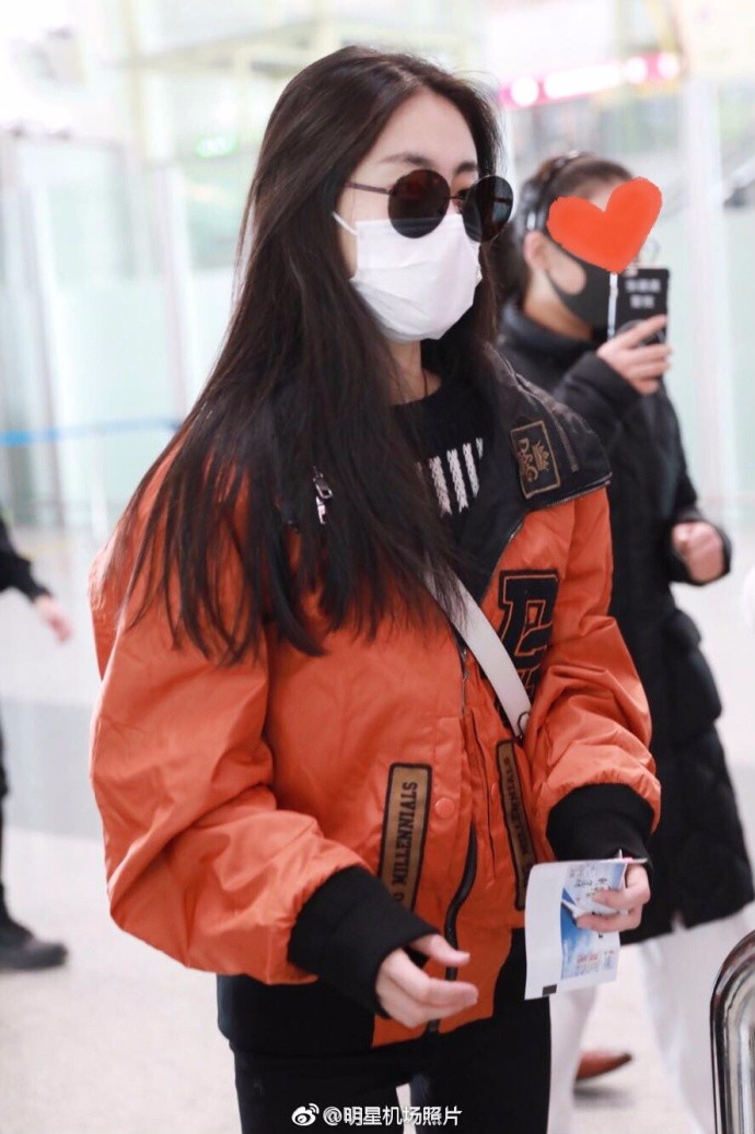 张碧晨戴墨镜口罩遮面现身机场酷劲十足,遮捂好严实都看不到脸!