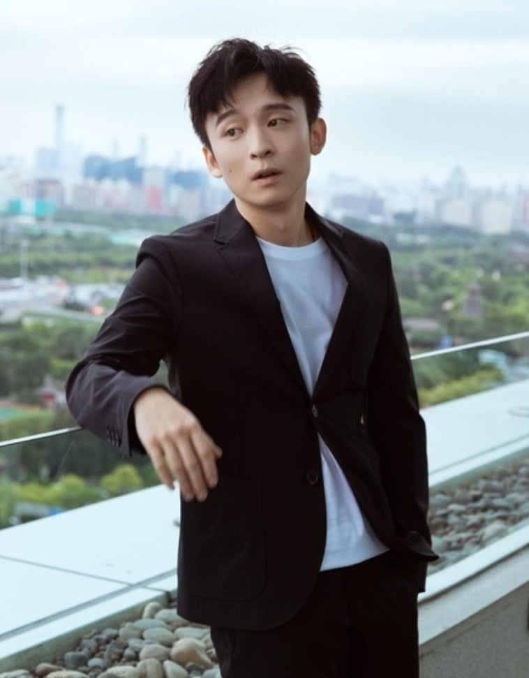 90后影帝董子健,24岁成新晋奶爸,穿黑色西装尽显成熟魅力!