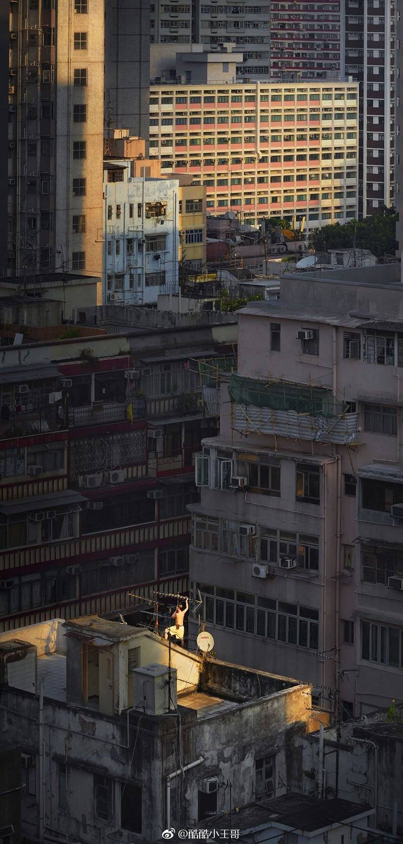 法国摄影师 romain jacquet-lagrèze 镜头下记录的香港旧区高楼天台
