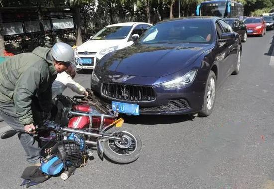 宾利车主被老大爷开的三轮车撞了,大爷赔了他一把葱完事