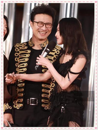 张韶涵放大招!透视裙穿的一览无余,旁边汪峰笑的合不拢嘴了!