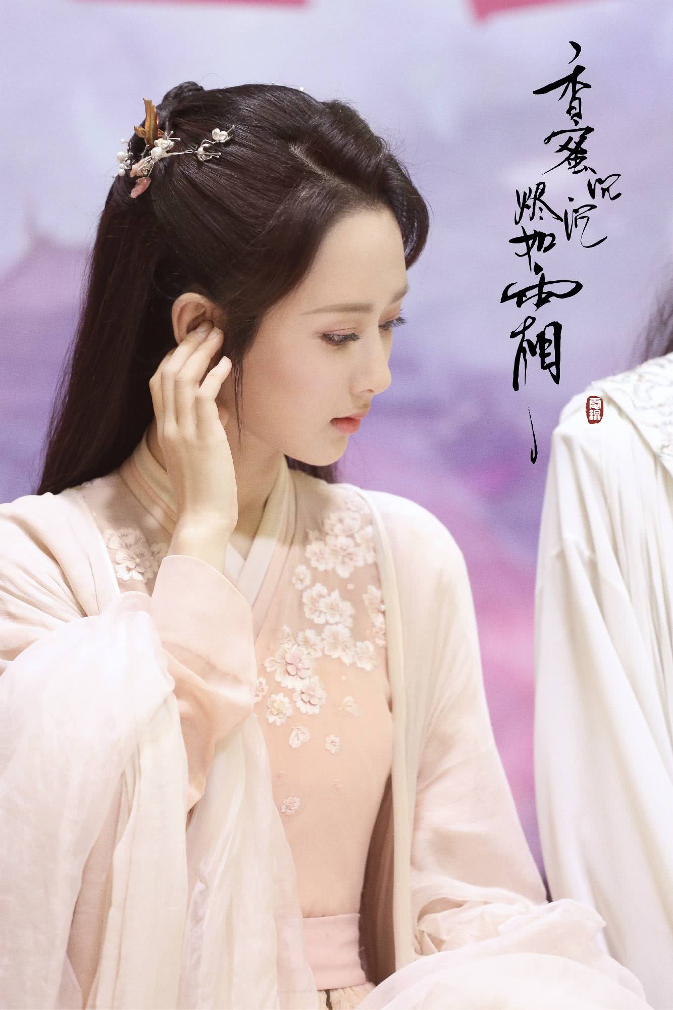 《香蜜沉沉烬如霜》,改编的是电线的同名小说,剧中杨紫饰演锦觅, 花神