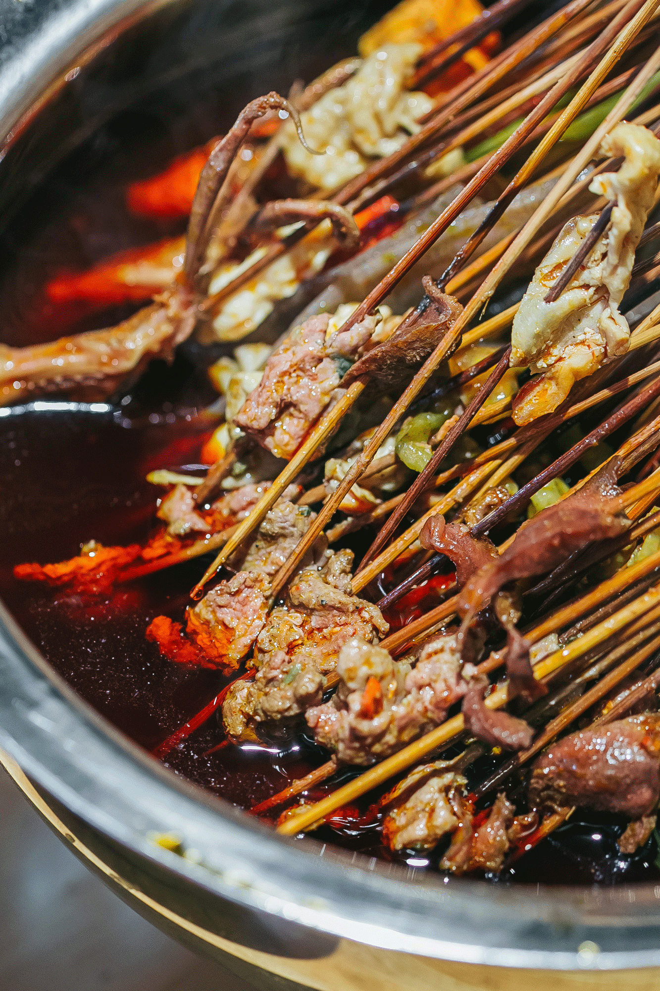 能把成都街头冷锅串串儿店整个儿搬来津城的,恐怕只有签串儿!