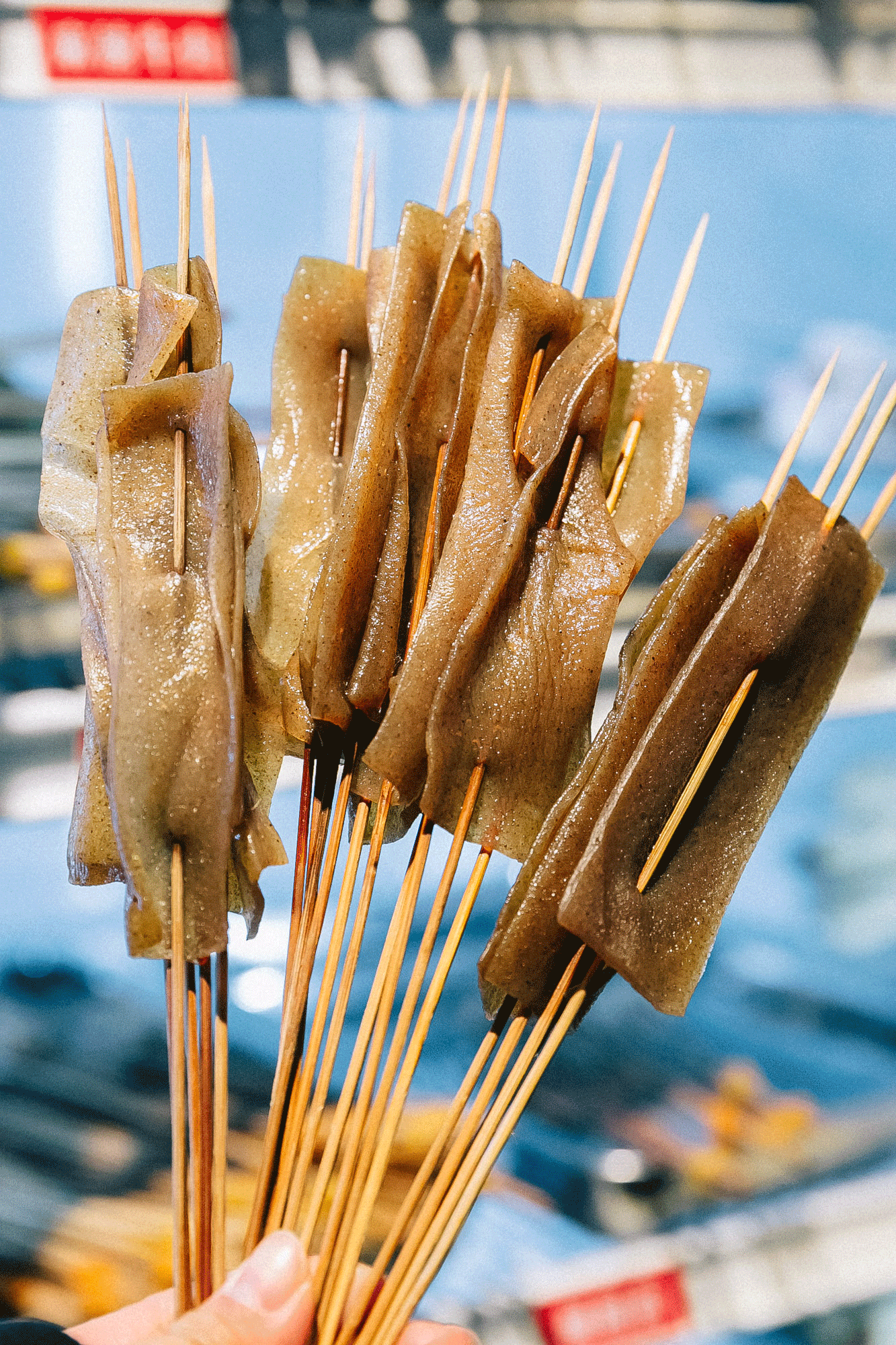 能把成都街头冷锅串串儿店整个儿搬来津城的,恐怕只有签串儿!