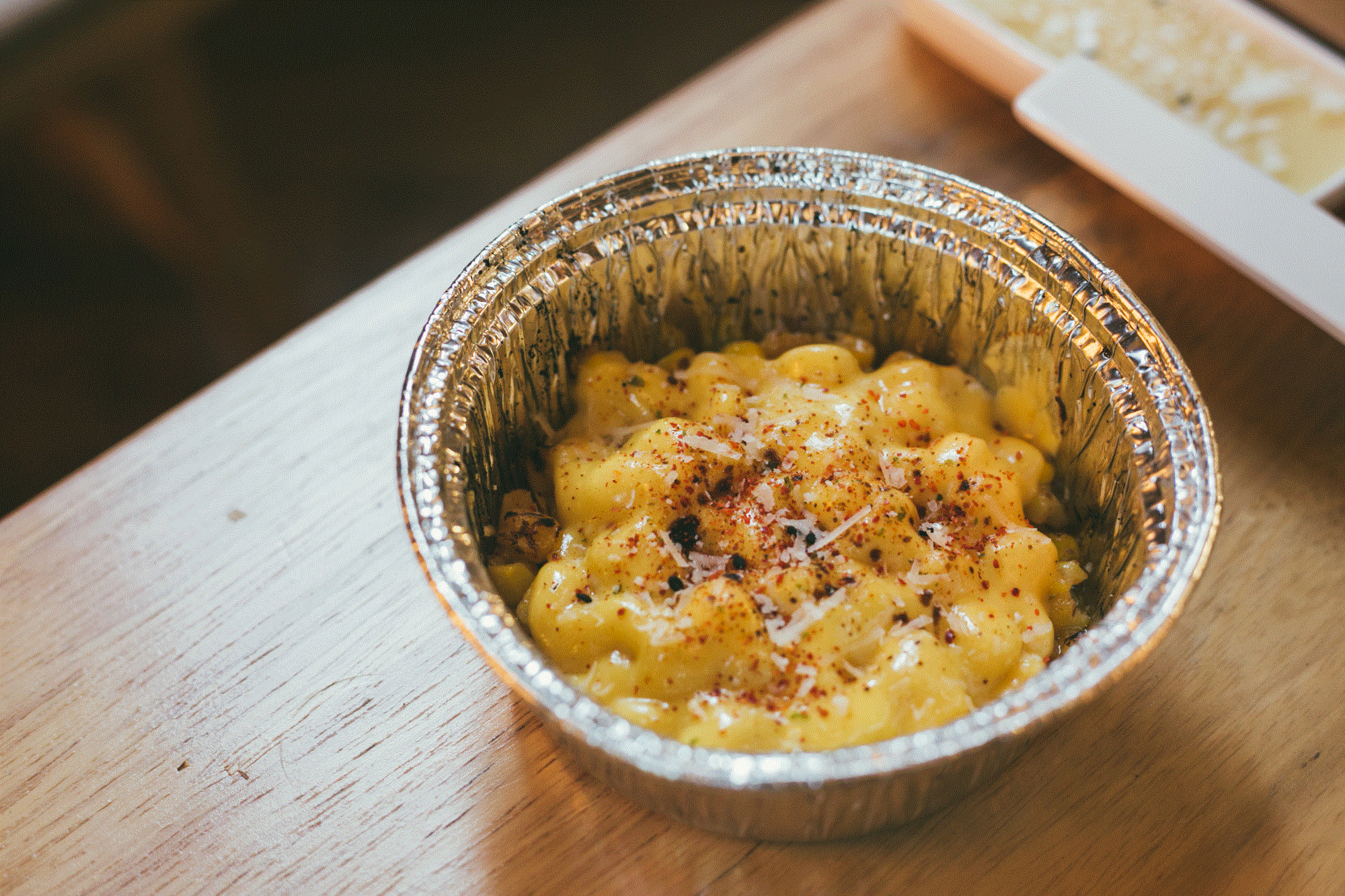 拿着小锡纸碗上火烤一圈,芝士化到玉米粒间,这香的,拿勺子舀不过来.