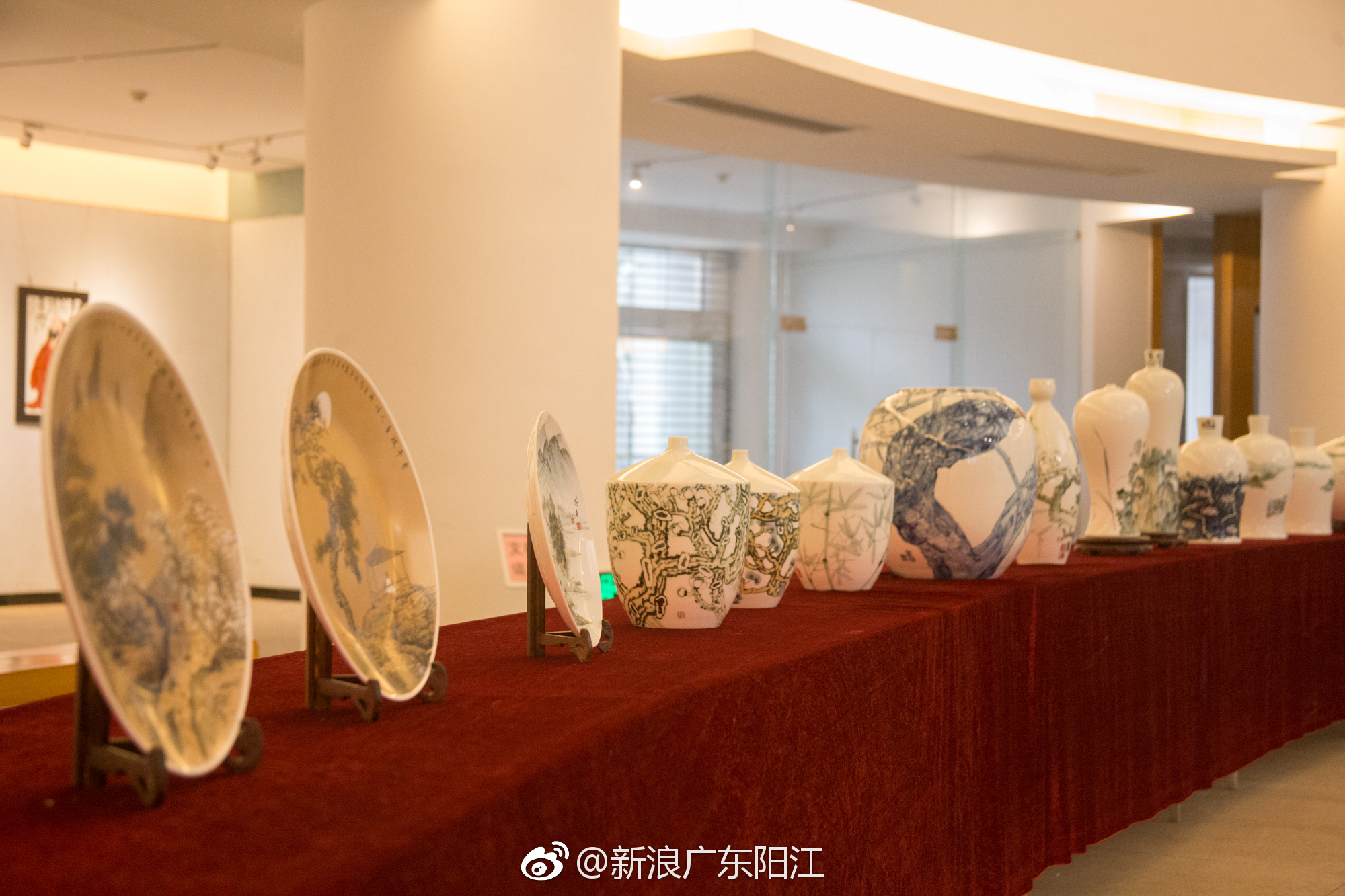 景德镇陶瓷大学"以瓷而来 走进阳江"陶瓷艺术作品三人展