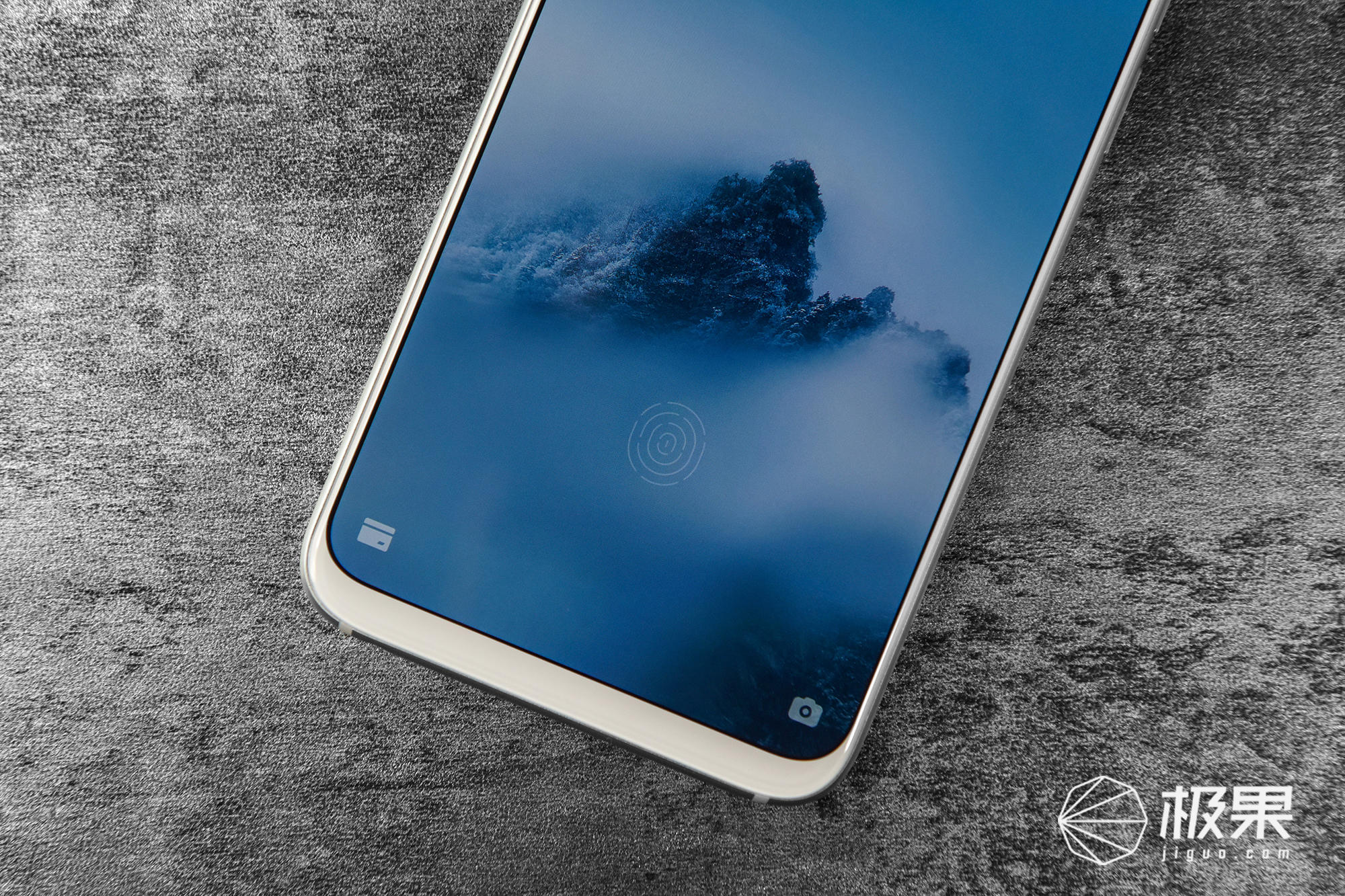 需要指出的是,为了将金属边框做窄,魅族16大胆去掉屏幕塑料包边,使用