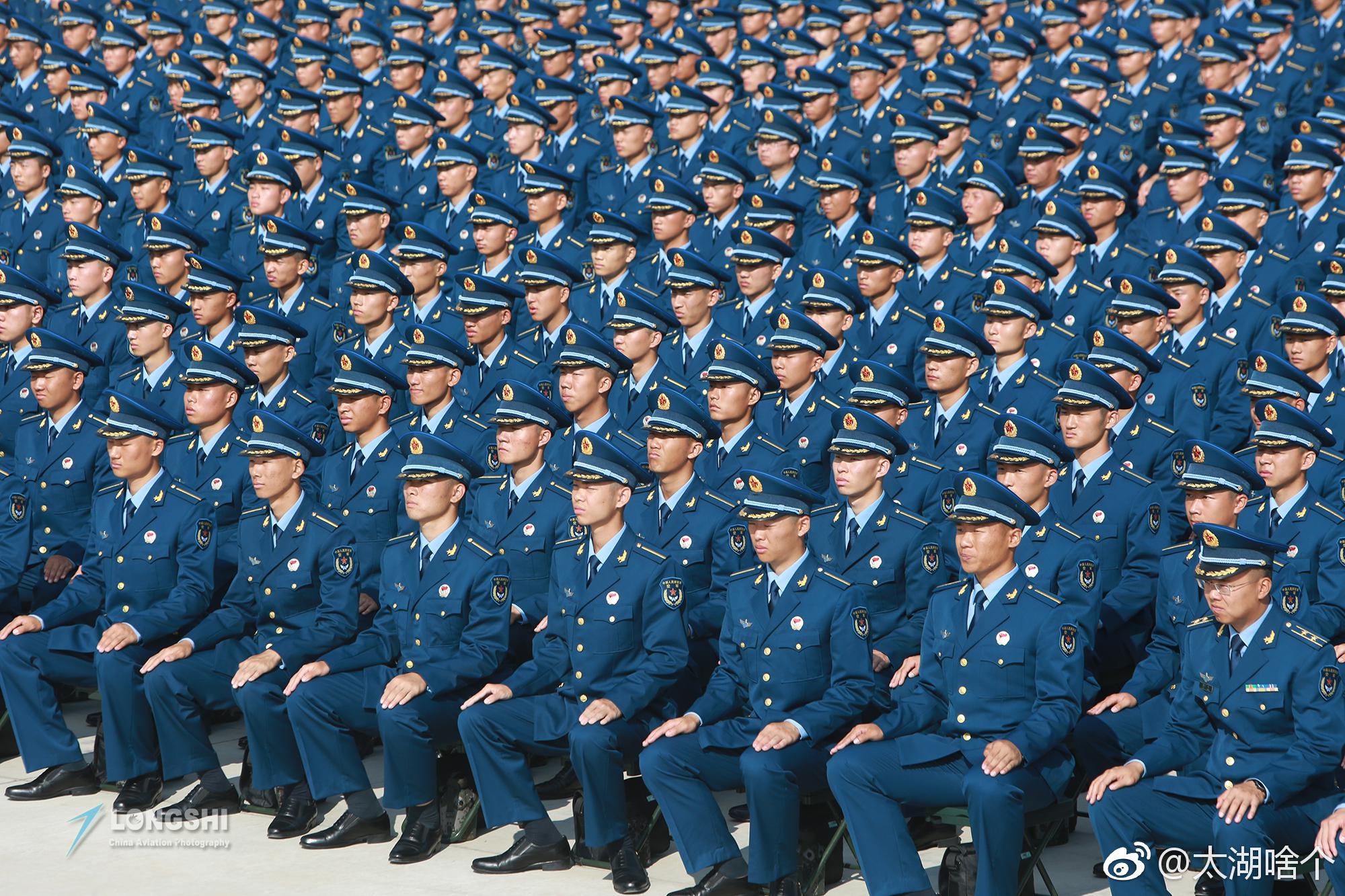 今天有1700位新学员参加了空军航空大学的盛大的开学典礼