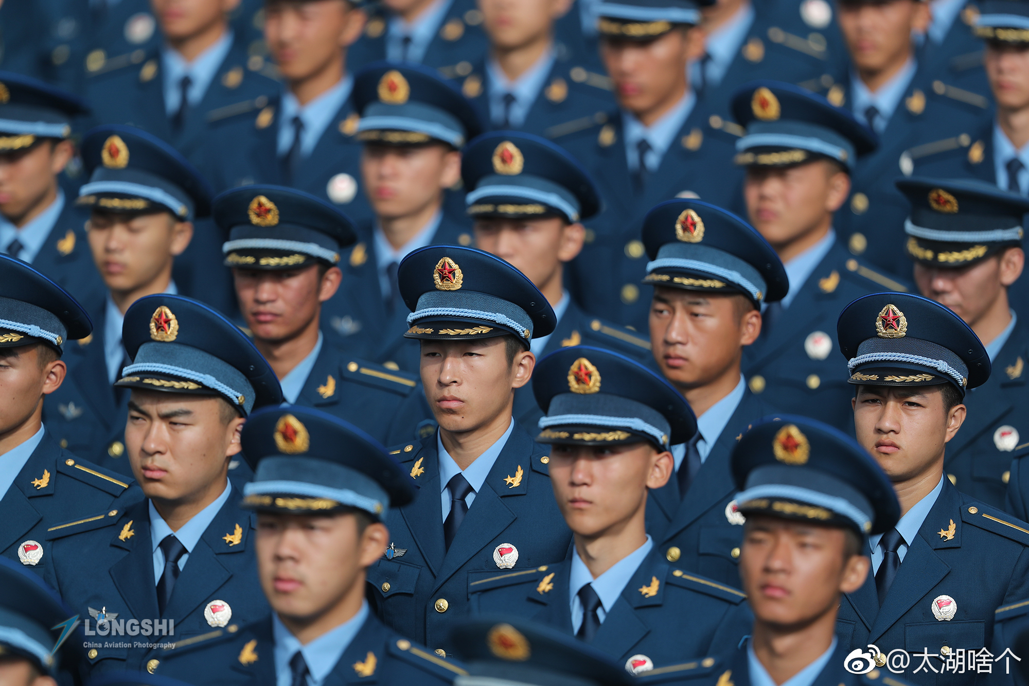 今天有1700位新学员参加了空军航空大学的盛大的开学典礼