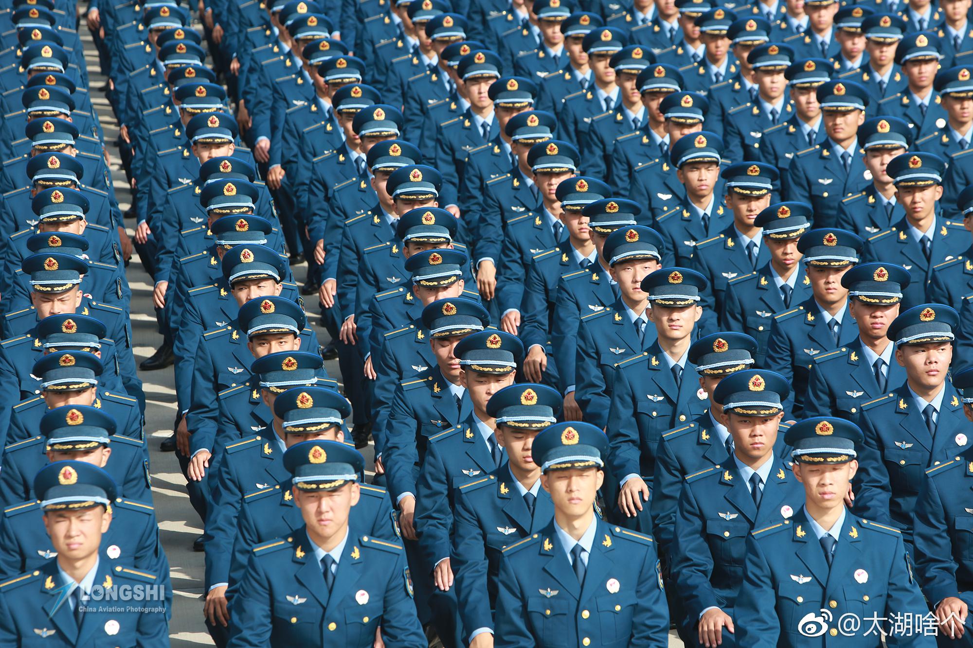 今天有1700位新学员参加了空军航空大学的盛大的开学典礼