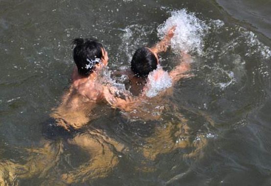 小孩子贪玩下水游泳被淹死家属怀疑有水鬼抽干水后发现了真相