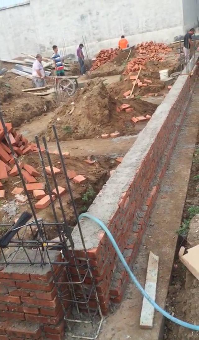 地基回填整平压实,基础完工后就开始主体的砌筑.