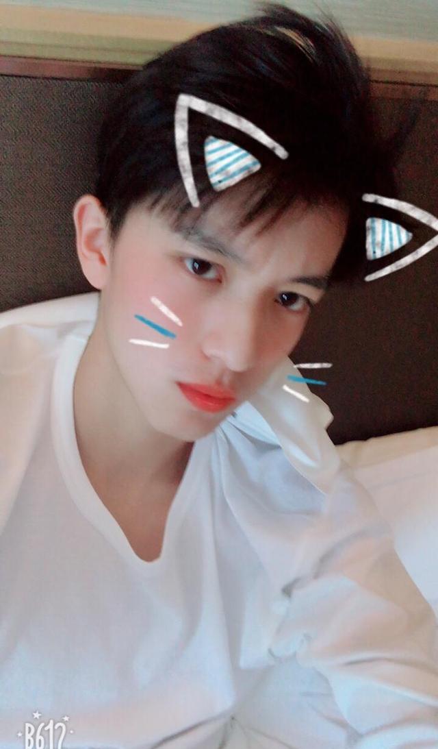 永远活在他拍中的爱豆赵英博算一位,毕竟他自拍和本人出入太大!