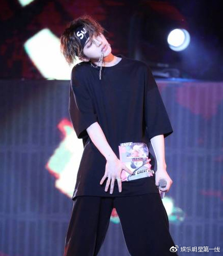 小鬼双马尾,蔡徐坤发带,nine percent见面会小哥哥们解锁发型!