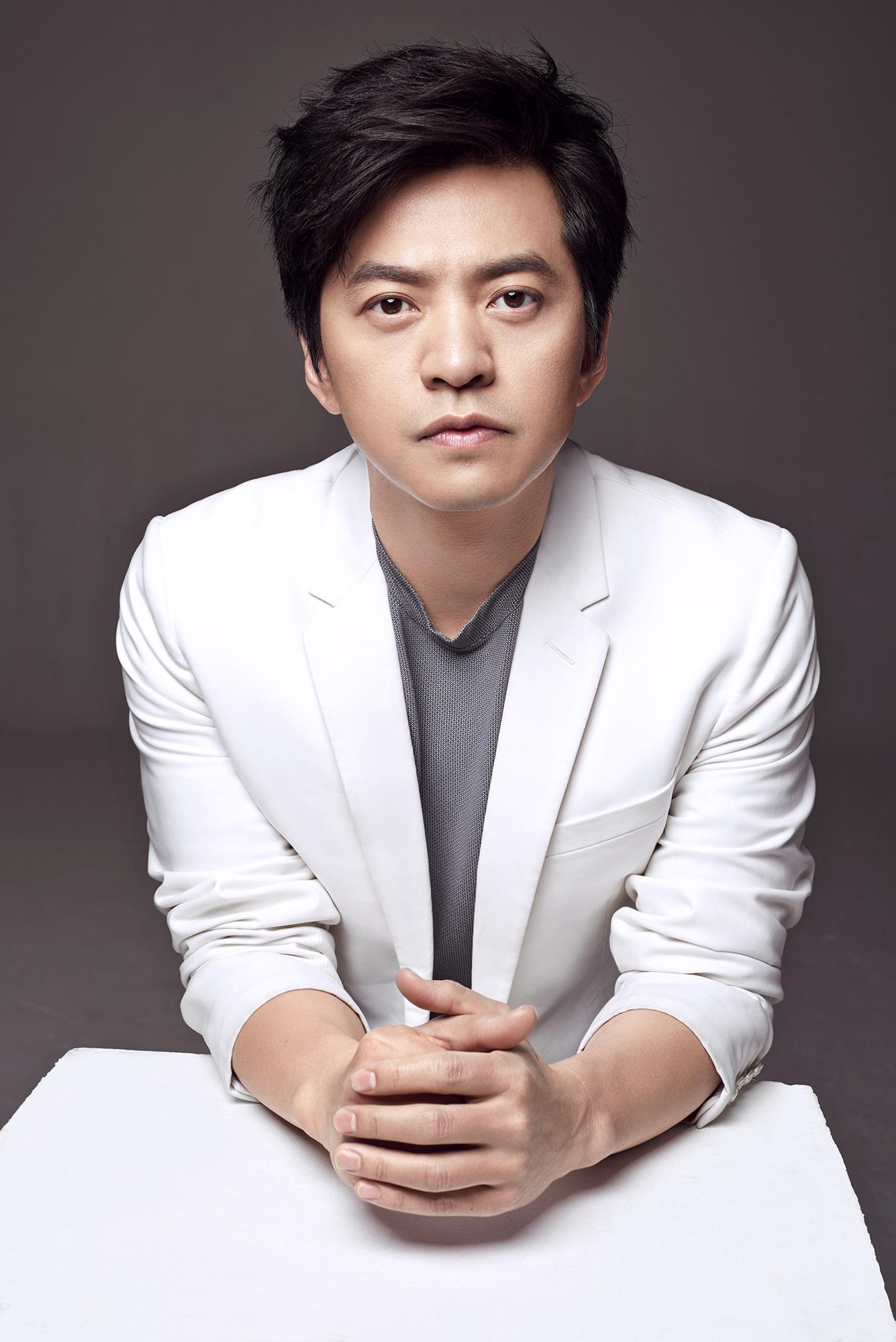 李健39岁妻子是清华博士高中一见钟情曾n次被星探拦截拍mv