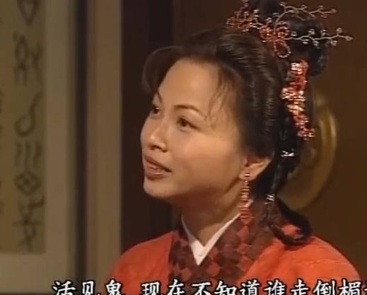 看到杨戬像个傻子一样,邓婵玉也不干了,但是因为害怕师傅废了他的