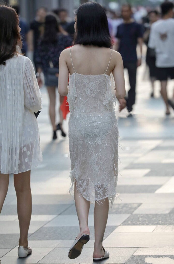 街拍:高颜值的女神穿缕空长裙吸睛无数,个人觉得太透了.