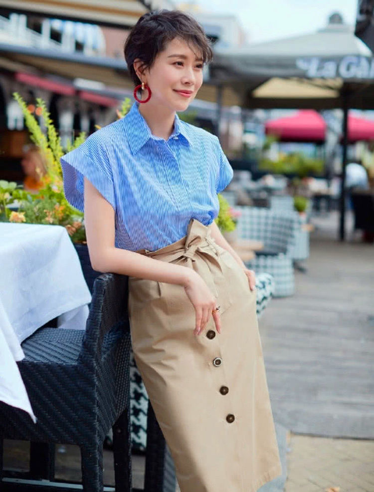 海清再次惊艳众人,衬衫配高腰长裙嫩到飞起,网友:仍是初恋模样