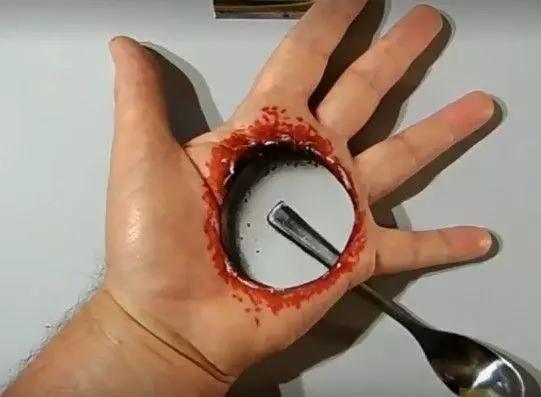 和手掌中间的一些空白后,整个手看起来就很逼真了,有点恐怖血腥的样子