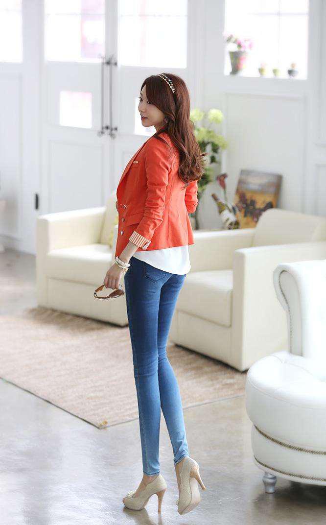 这款裤子初看很简单,解决微胖女人的烦恼,穿双豆豆鞋或者高跟鞋,简单