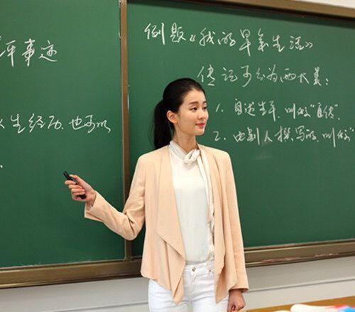 上了高中后,又喜欢上个同种类型的语文老师,也许是为了填补心里对初中