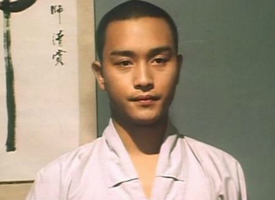 《红楼春上春》由金鑫执导,张国荣,黄杏秀,关海山等主演的爱情喜剧