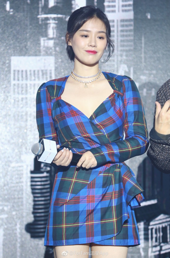 马思纯穿格子裙亮相橙红年代开播发布会皮肤白皙笑容灿烂