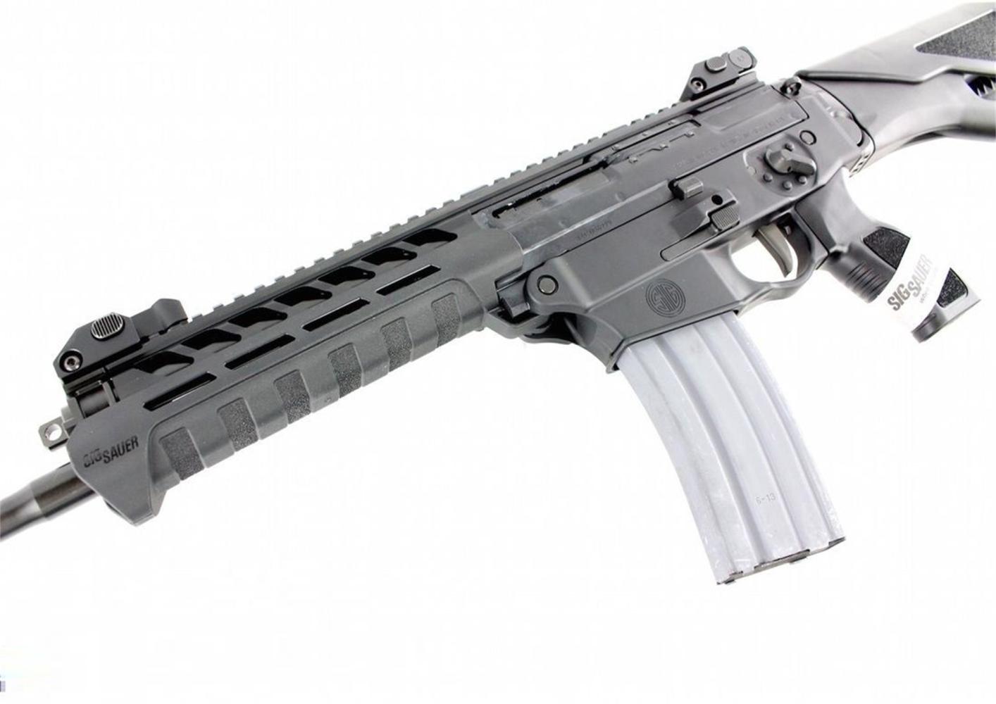 sig550突击步枪的导气系统与众不同,气体不能直接进入导气管,而是通过