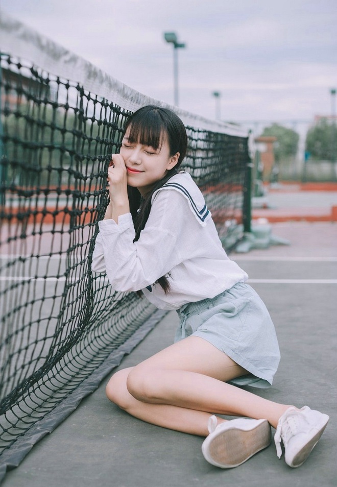 清纯球场上阳光活泼少女清新俏皮可爱甜美户外写真