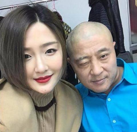 他曾是赵本山当红徒弟其貌不扬却娶小7岁娇妻如今却星途陨落